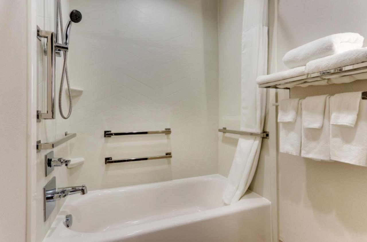 Fairfield By Marriott & Hotel